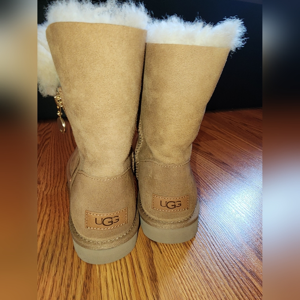 UGG Chestnut Ankle Boots with Shearling - Picture 9 of 10